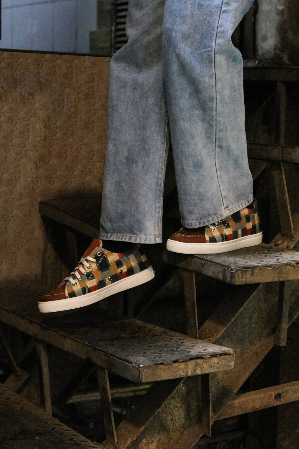 Colorful Checks - Men's Low-Top Suede Canvas Sneaker